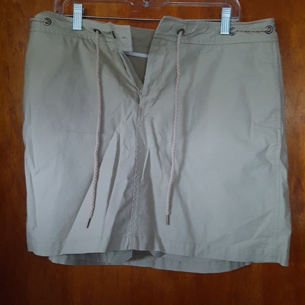 Dockers tan skort